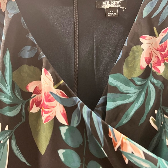 Green floral dress! Beautiful flowwy, v neck with tie up belt. Cap sleeve. - Picture 4 of 6